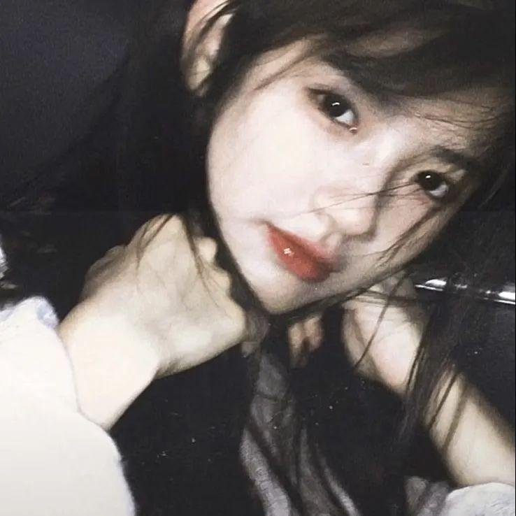 戴流苏耳环的少女